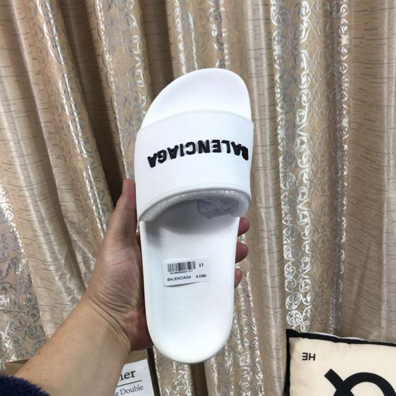 Chinelo Balenciaga