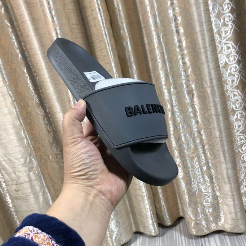 Chinelo Balenciaga