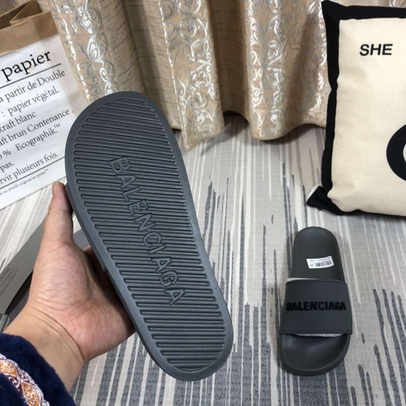 Chinelo Balenciaga