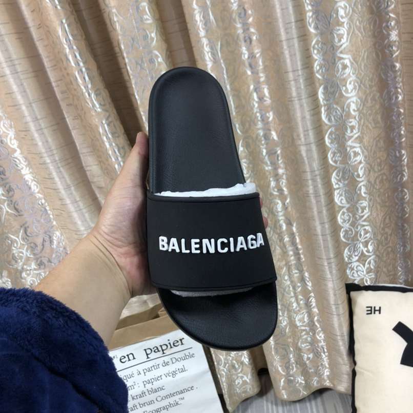 Chinelo Balenciaga