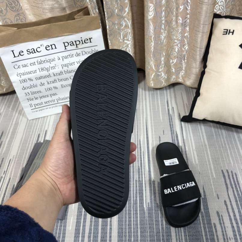 Chinelo Balenciaga