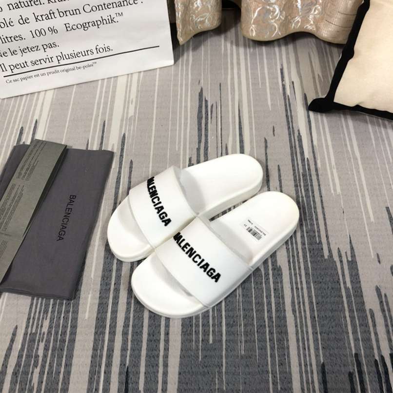 Chinelo Balenciaga
