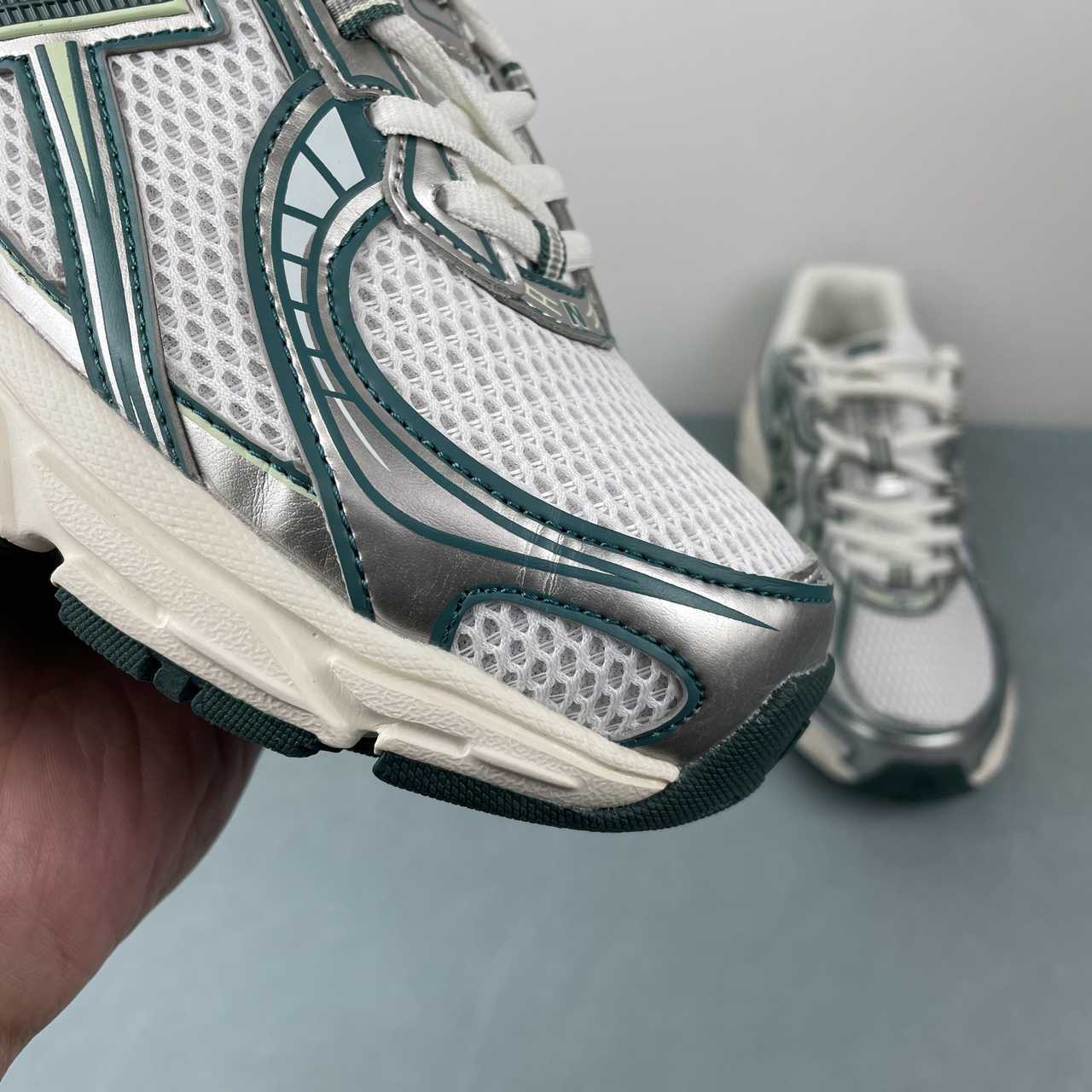 New Balance 740
