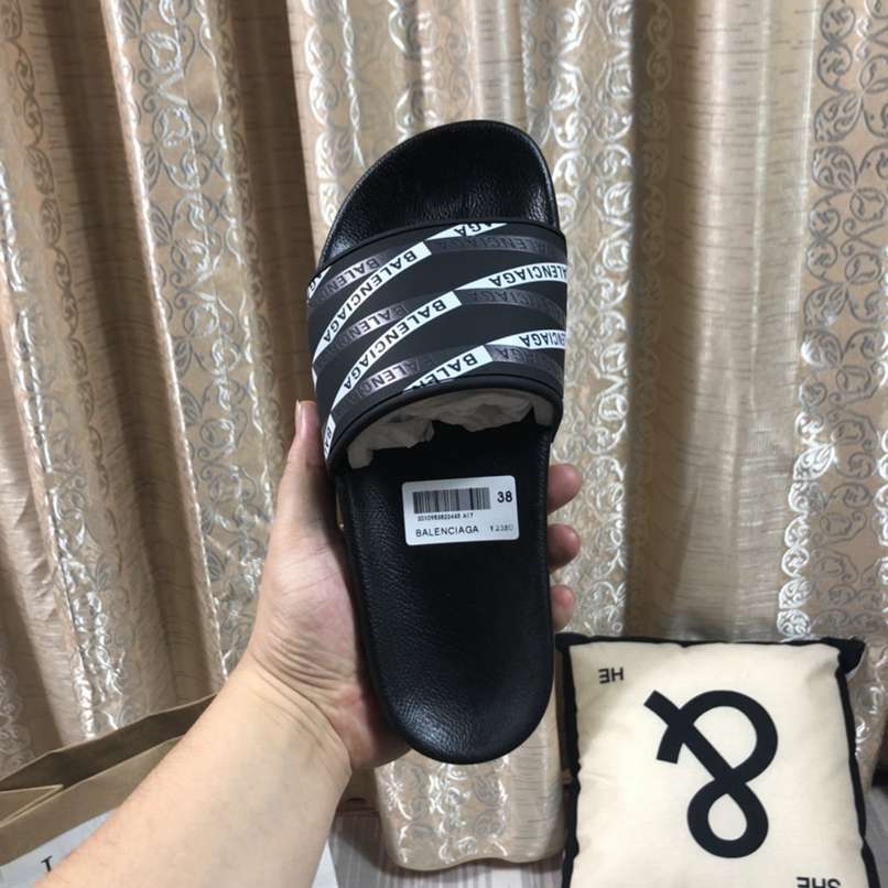 Chinelo Balenciaga