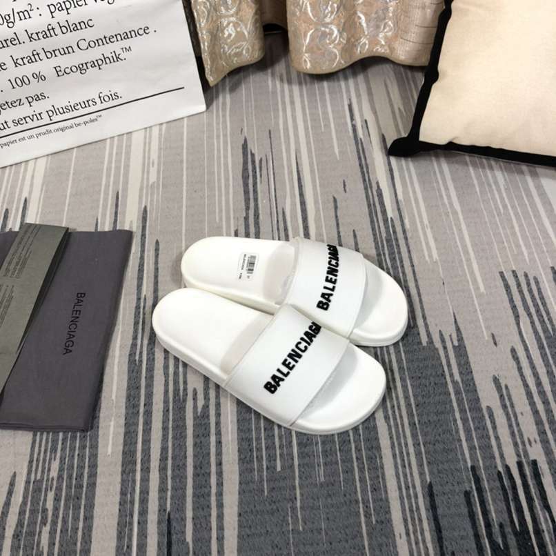 Chinelo Balenciaga