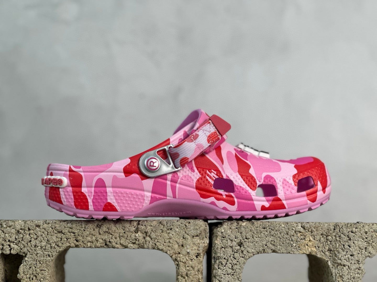 Crocs x BAPE Classic Clog Rosado