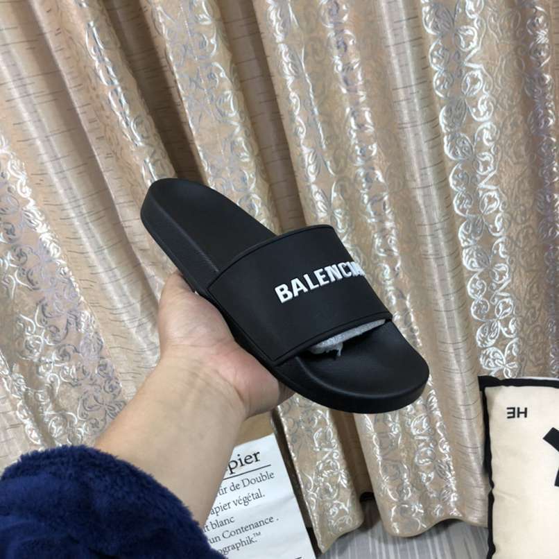 Chinelo Balenciaga