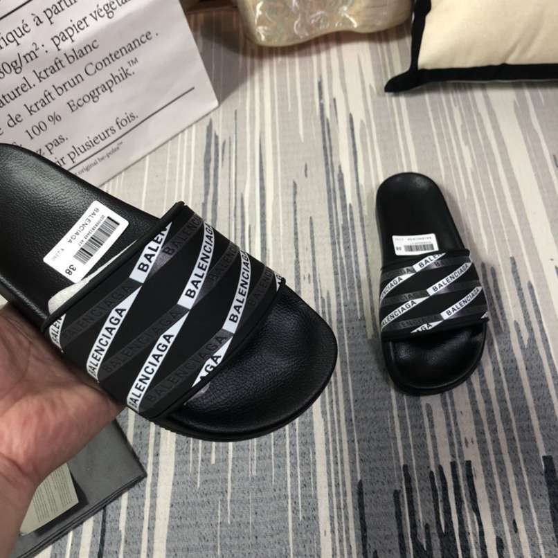 Chinelo Balenciaga