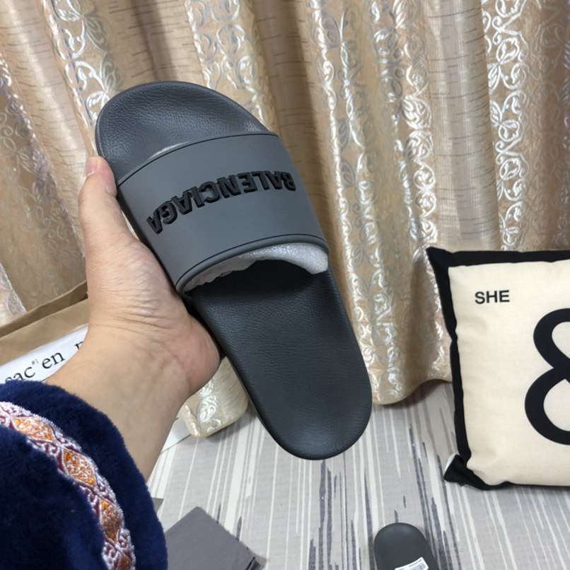 Chinelo Balenciaga