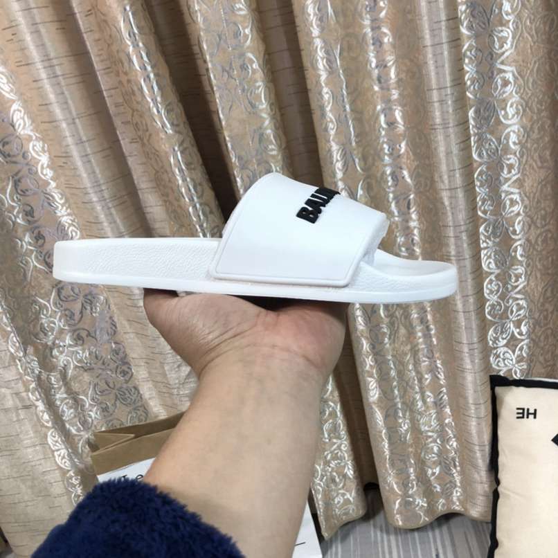 Chinelo Balenciaga