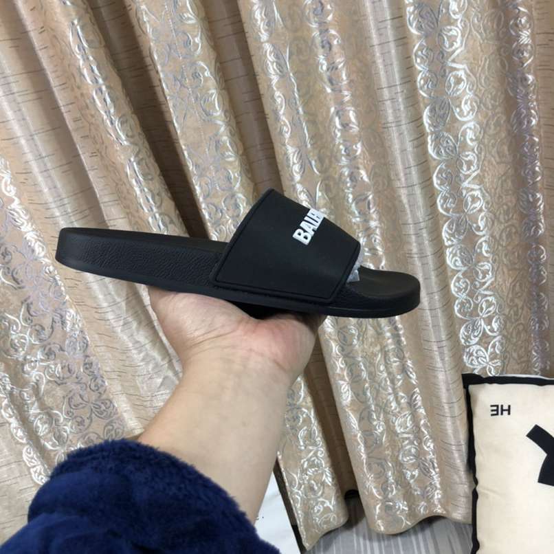 Chinelo Balenciaga