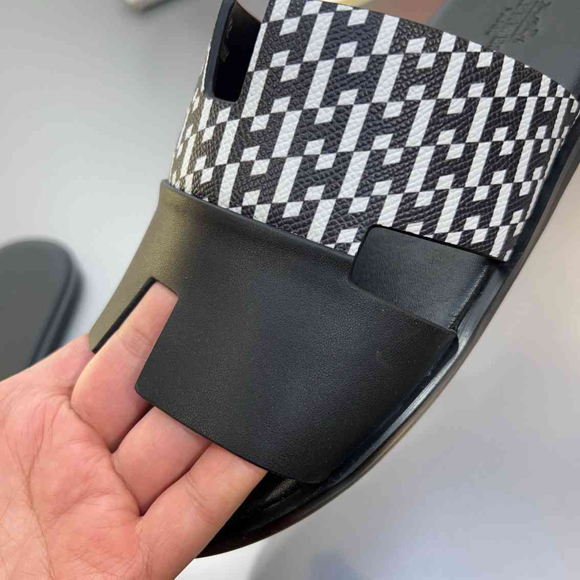 Chinelo Hermes Izmir