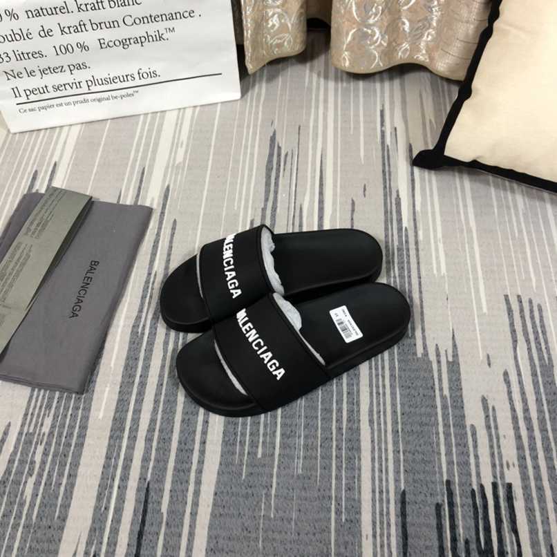 Chinelo Balenciaga