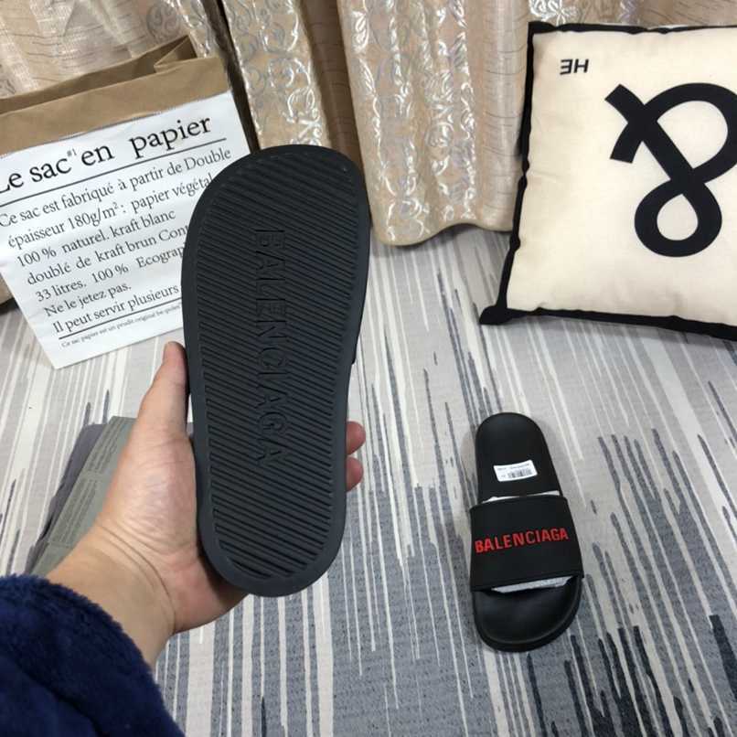 Chinelo Balenciaga