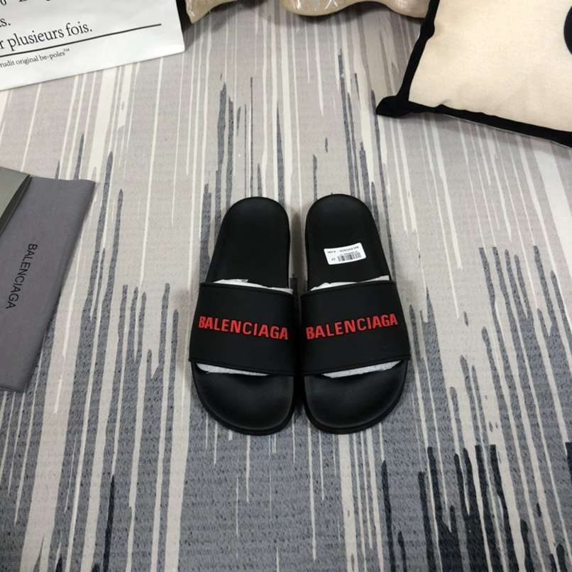 Chinelo Balenciaga