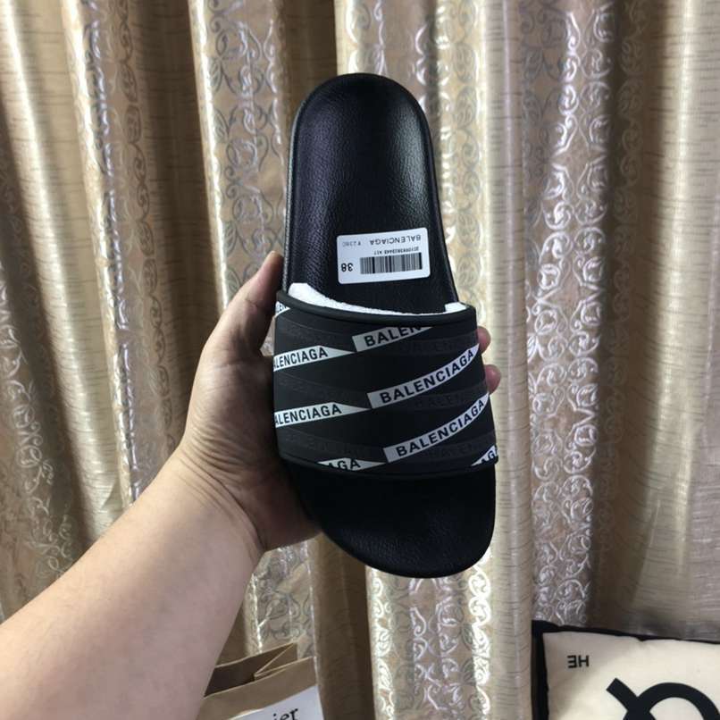 Chinelo Balenciaga