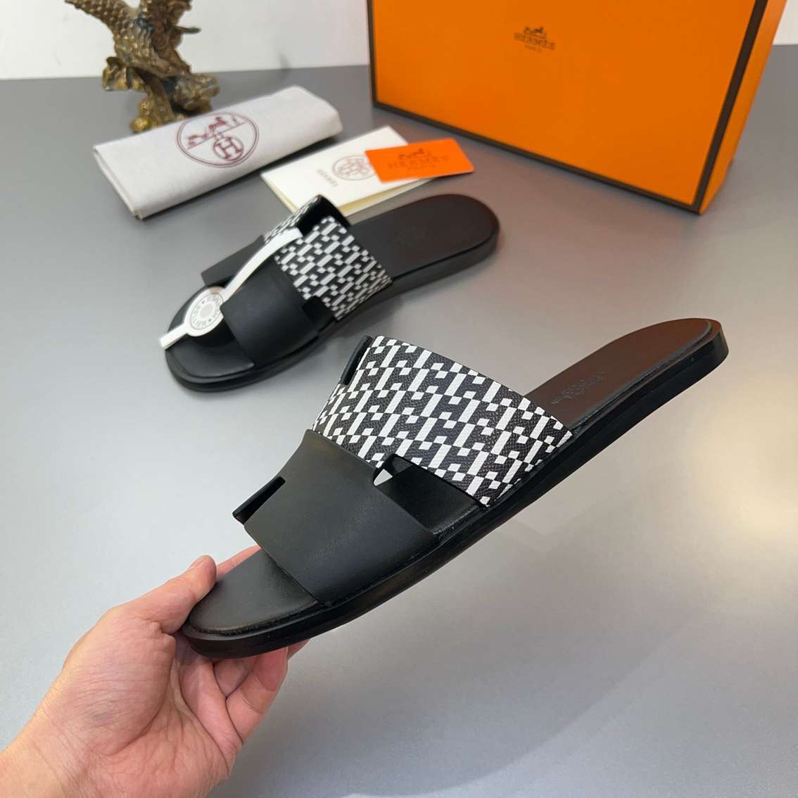 Chinelo Hermes Izmir