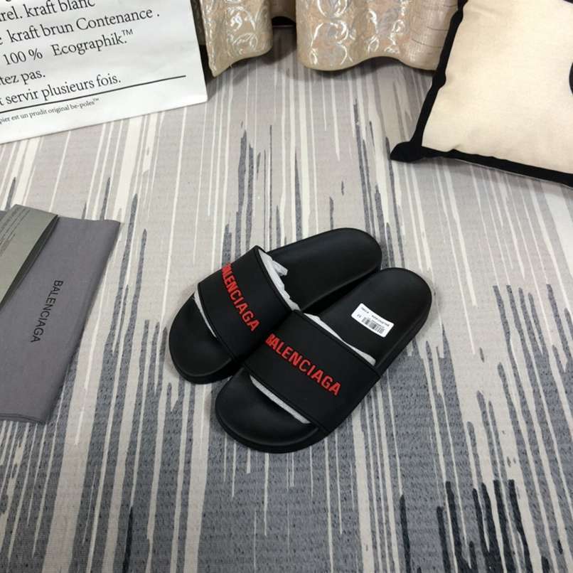 Chinelo Balenciaga