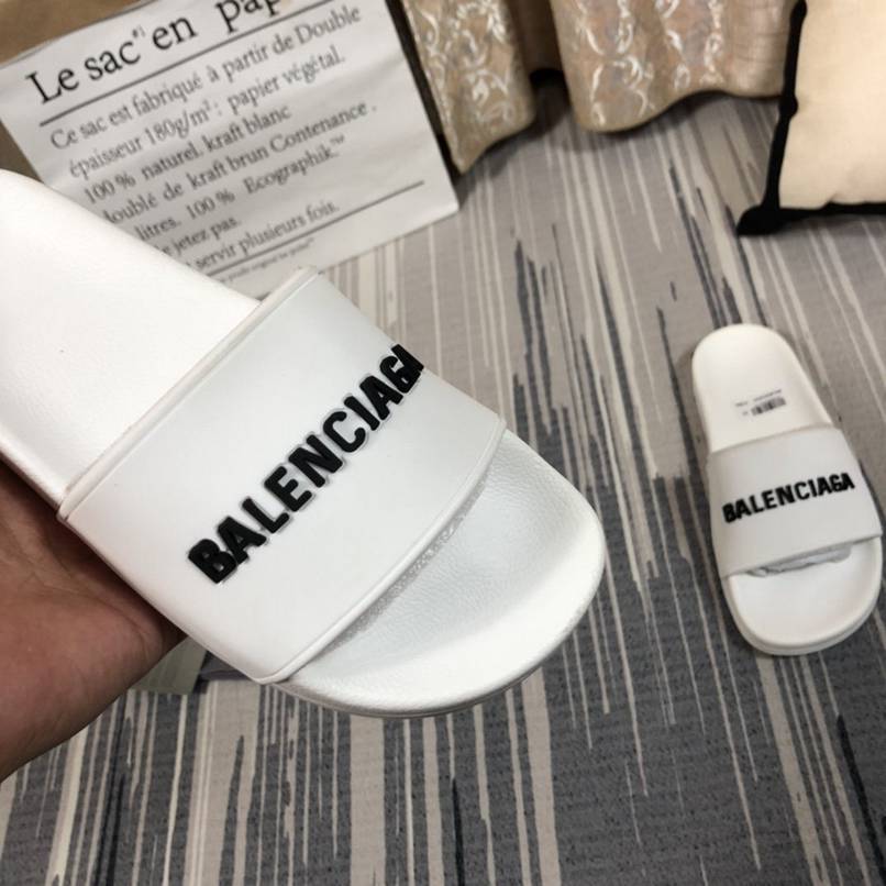 Chinelo Balenciaga