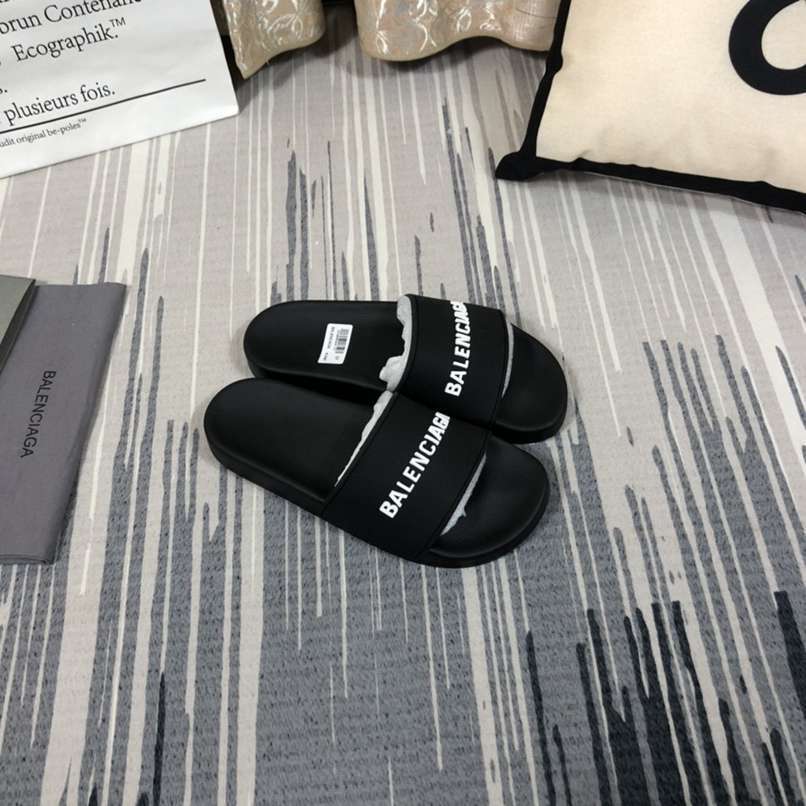 Chinelo Balenciaga
