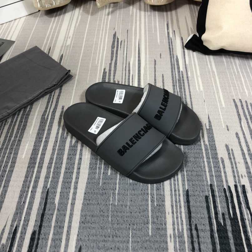 Chinelo Balenciaga