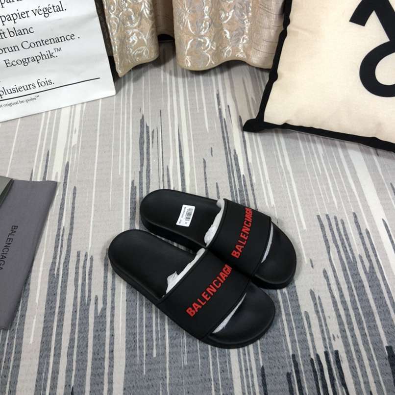 Chinelo Balenciaga