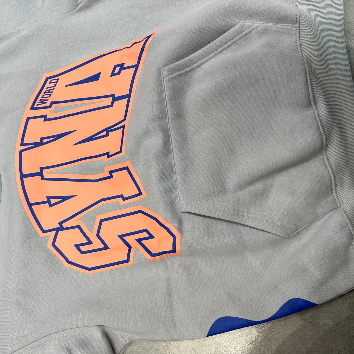 Sudadera con capucha Syna World