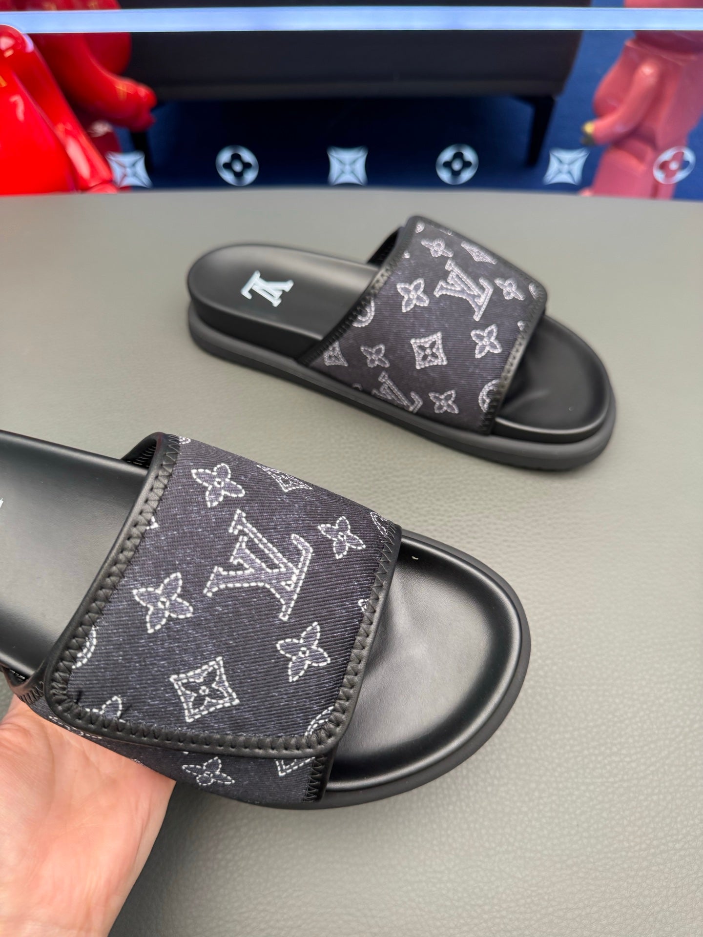 Chinelos Louis Vuitton