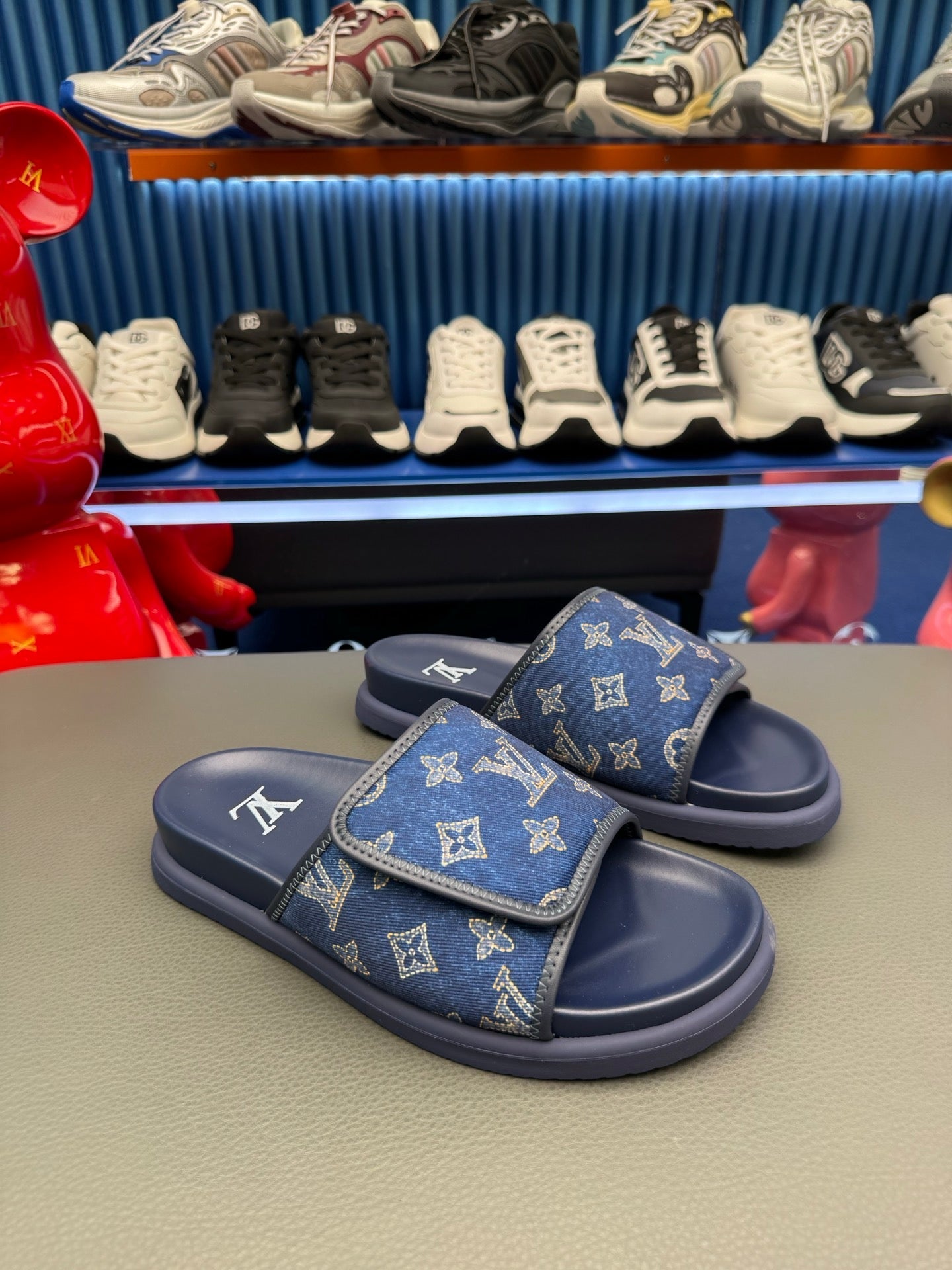 Chinelos Louis Vuitton